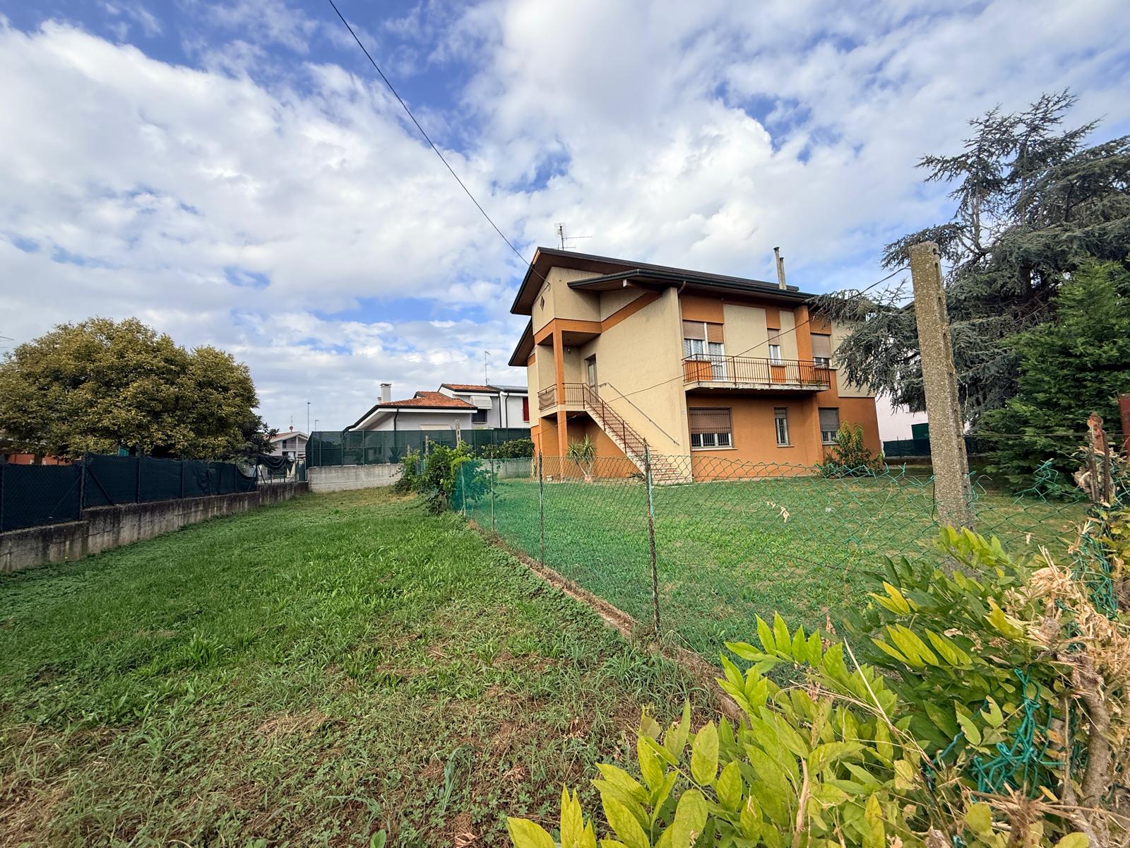 VILLA CON TERRENO ZONA AIE